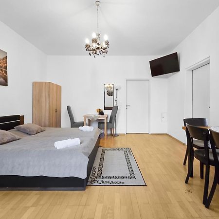 Three King-Size Beds, Three Bedrooms Відень Екстер'єр фото